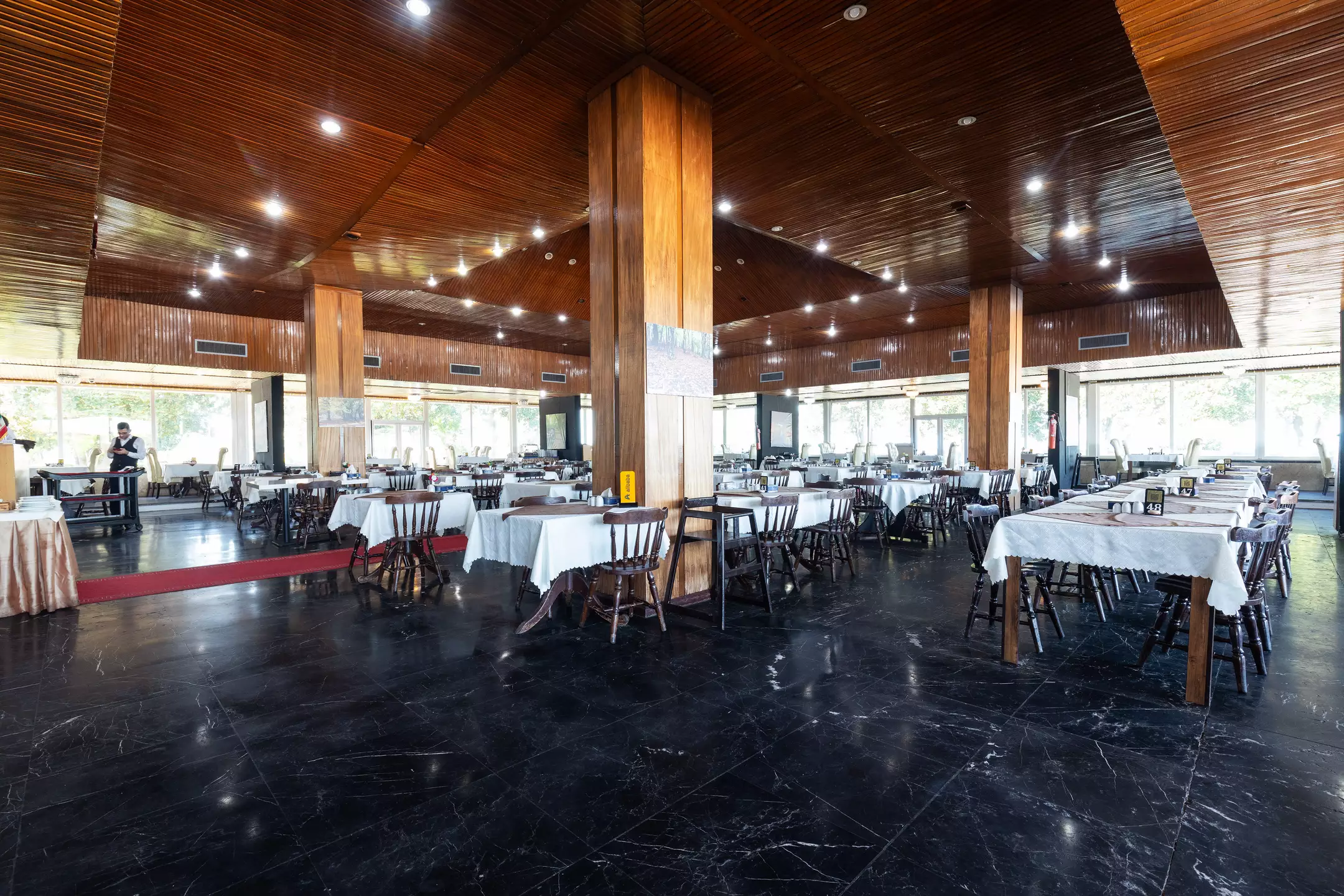 هتل سفید کنار بندر انزلی